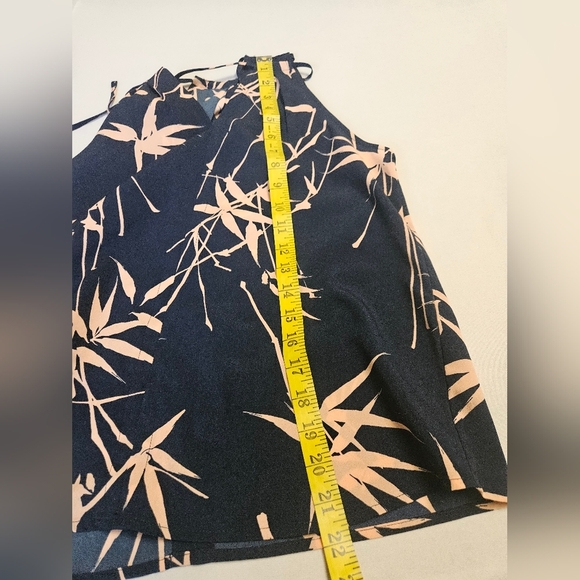 Banana Republic- Top Women's XS Navy and Pink Floral . - Picture 4 of 5